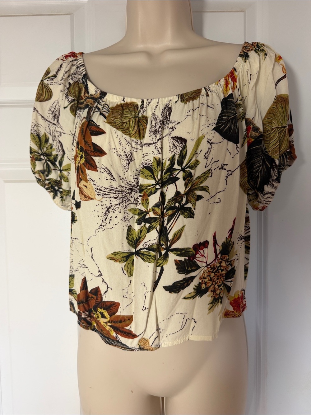 SHEIN Cream Floral Scoop Neck Crop Top with Green & Brown Accents